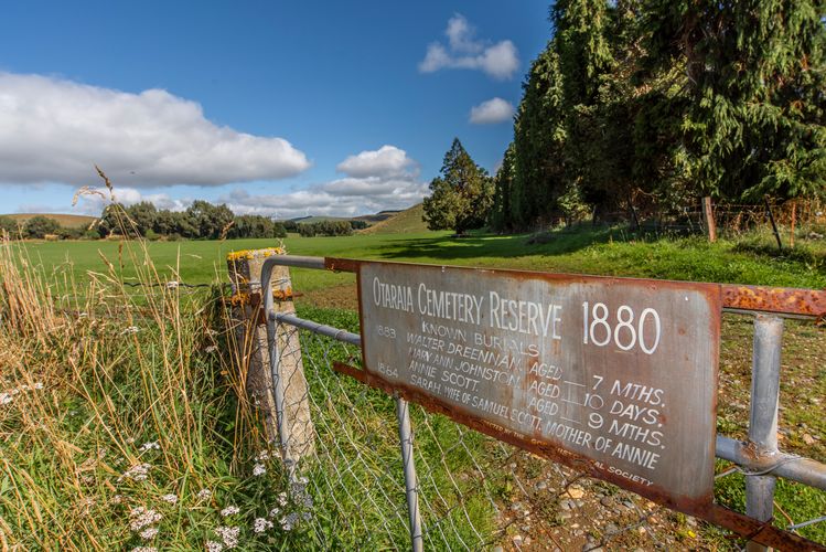 Otaraia Cemetery - Sign